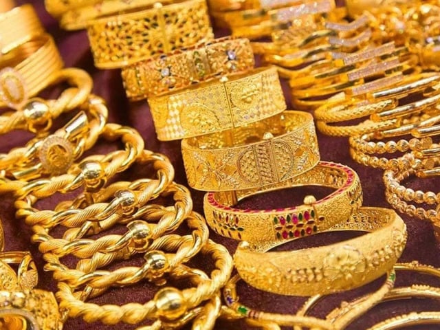 Gold prices dip in Pakistan following global market trend